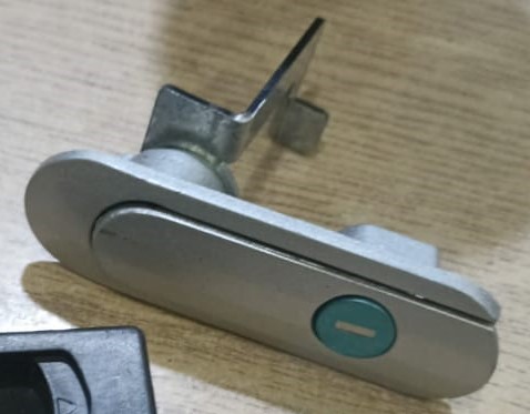 🔐 كالون باب لوحة كهرباء – مفتاح خاص